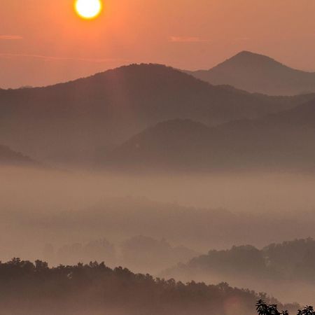 Views I Mins To Dollywood I Hot Tub I Pool Table Villa Sevierville Bagian luar foto